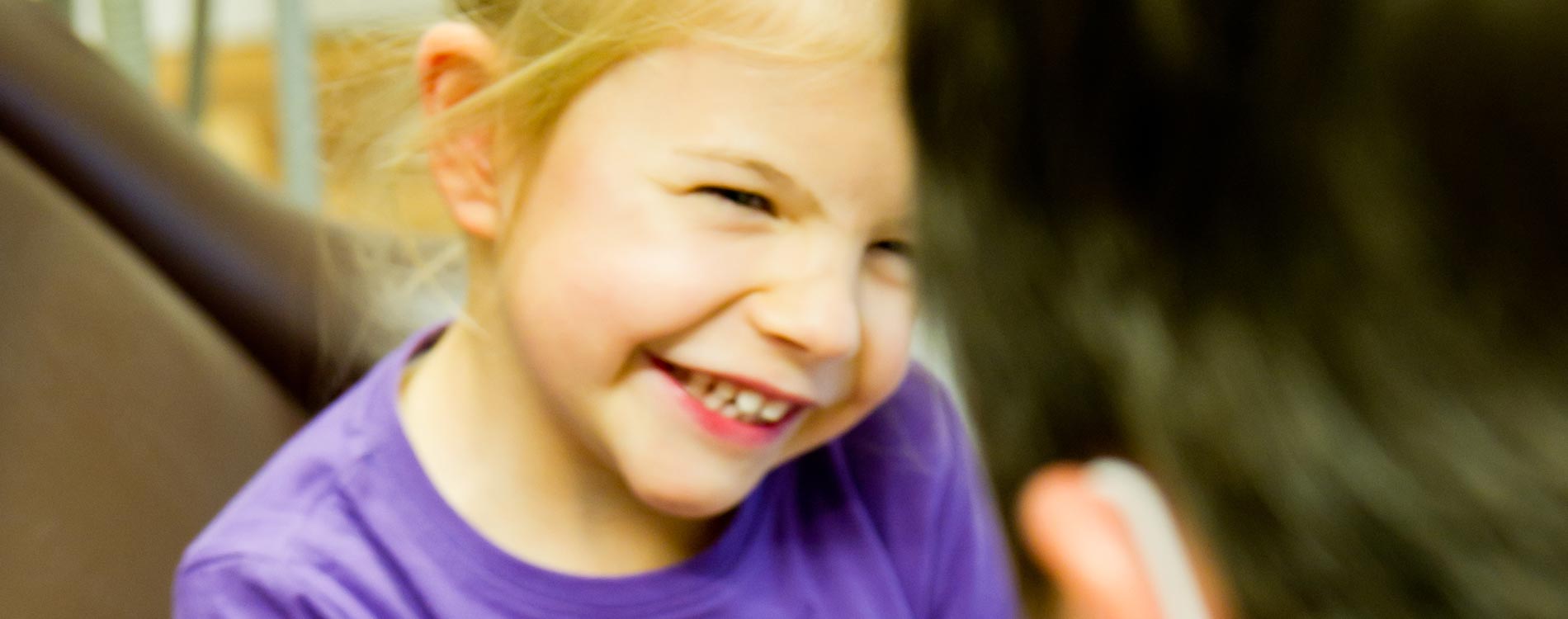 Kleines Mädchen freut sich bei der Kariesvorsorge beim Kinderzahnarzt in Frechen.