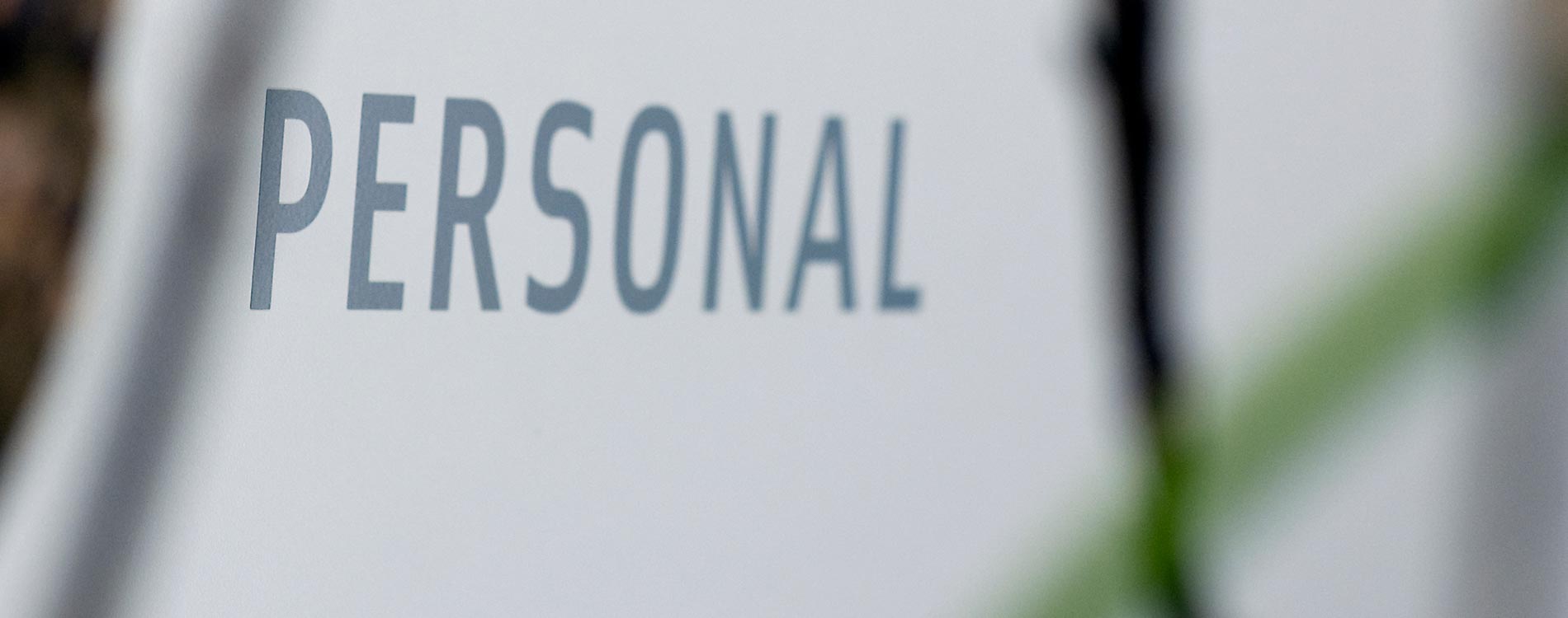 Hinweisschild mit dem Schriftzug "Personal" in der Praxis bei Ihrem Zahnarzt in Frechen.