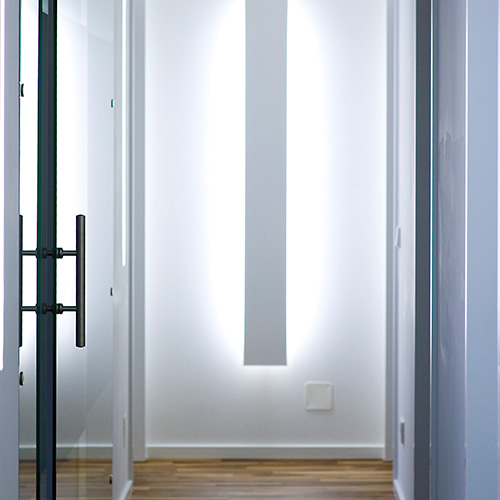 Aufnahme einer hellen Lampe in der Zahnarztpraxis Grube Carl in Frechen.